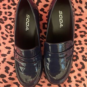 Soda Women's Glossy Blue Flats